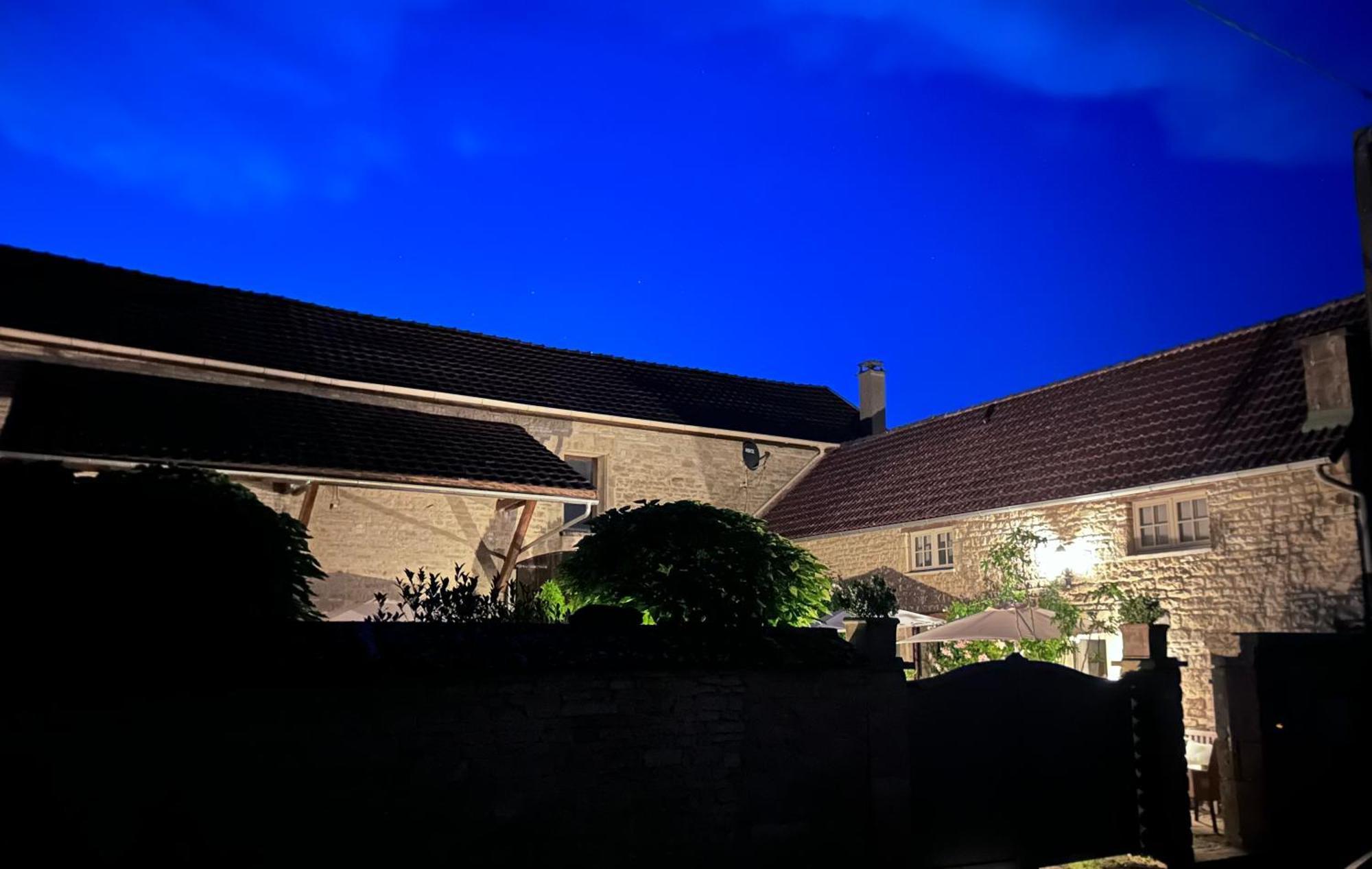 Bed and Breakfast La Cour des Délices Gigny  Exterior foto