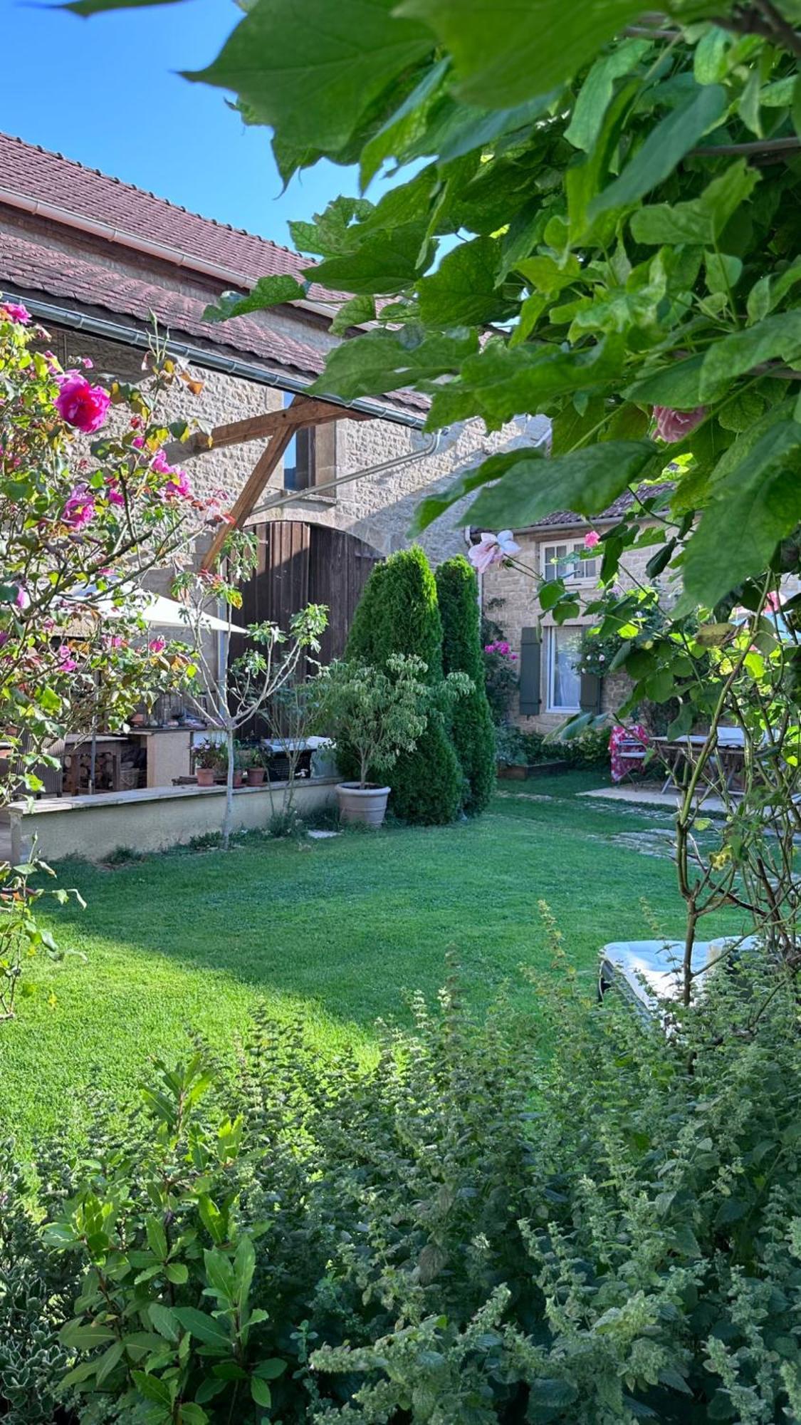 Bed and Breakfast La Cour des Délices Gigny  Exterior foto