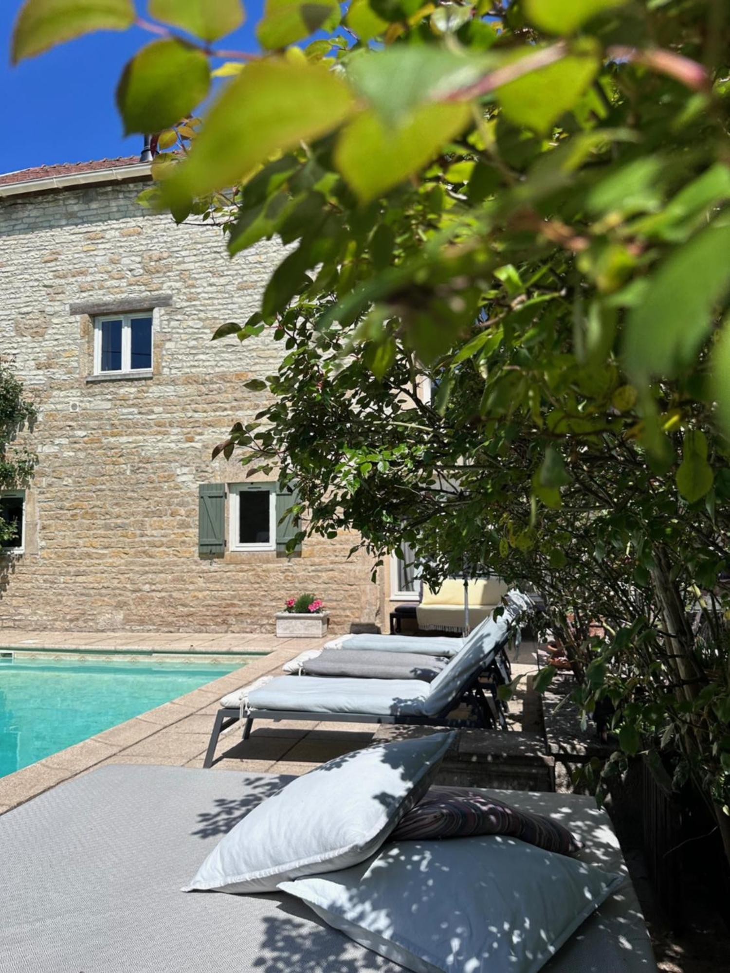 Bed and Breakfast La Cour des Délices Gigny  Exterior foto
